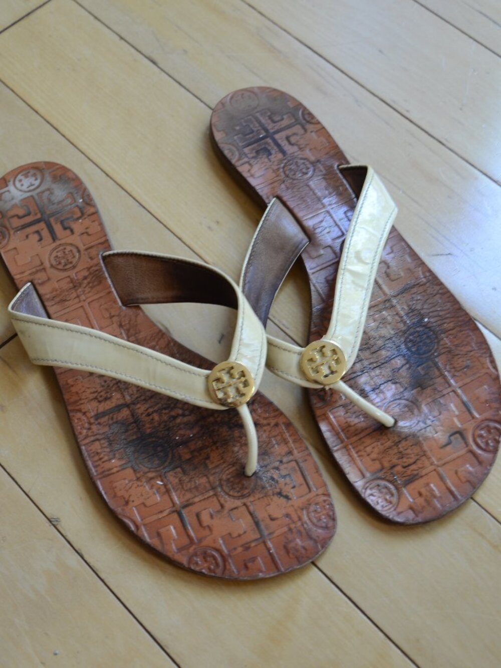 Tory Burch Thora Beige Leather Gold Logo Thong Flat Sandals Size 11M